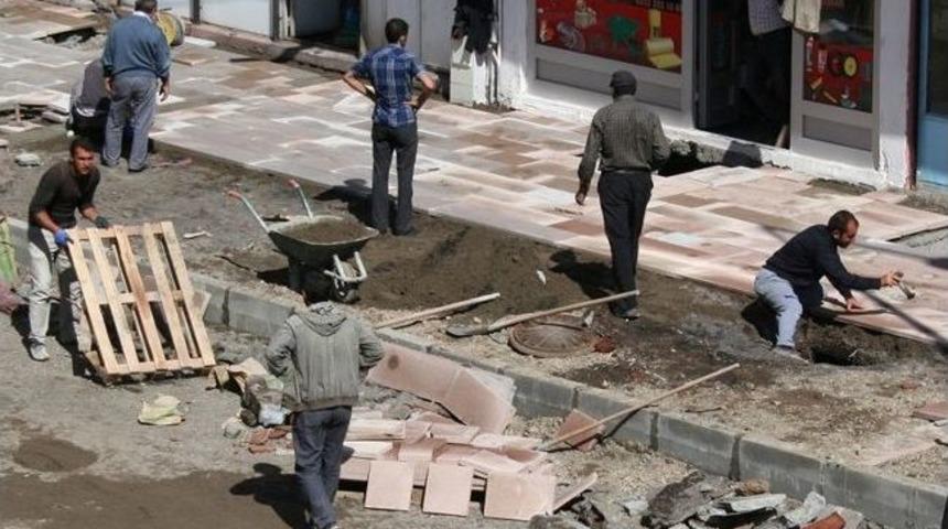 Kars Belediyesi Yağmura Rağmen Yol Yapıyor