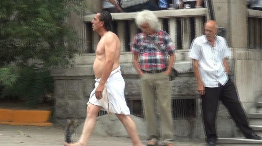 Taksim&rsquo;de &ccedil;ıplak adam