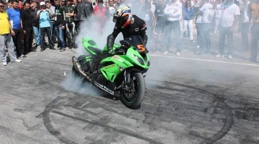 Motodrag T&uuml;rkiye Şampiyonu, pistte evlenme teklifi etti