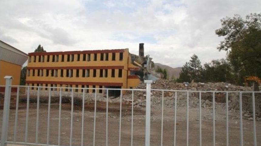 Depreme Dayanıklı Olmayan Okulun Yıkımına Başlandı