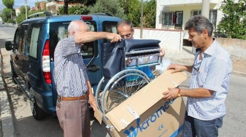 Emekliler Derneği&rsquo;nden Tekerlekli Sandalye Yardımı