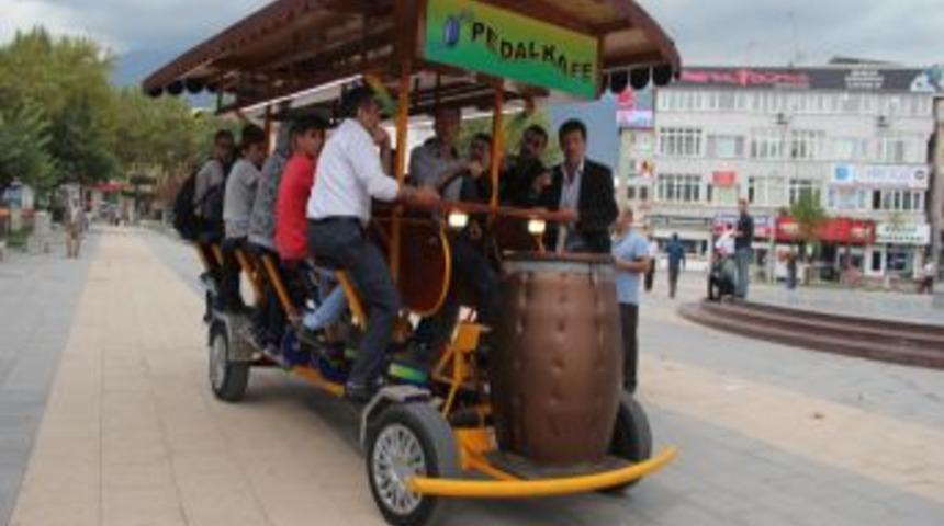 Bursa'da 15 kişinin pedal &ccedil;evirdiği bisiklet kafe