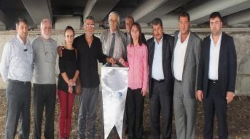 Uyuşturucu Ve Alkolle M&uuml;cadele Derneği Ilk Genel Kurulunu K&ouml;pr&uuml; Altında Yaptı