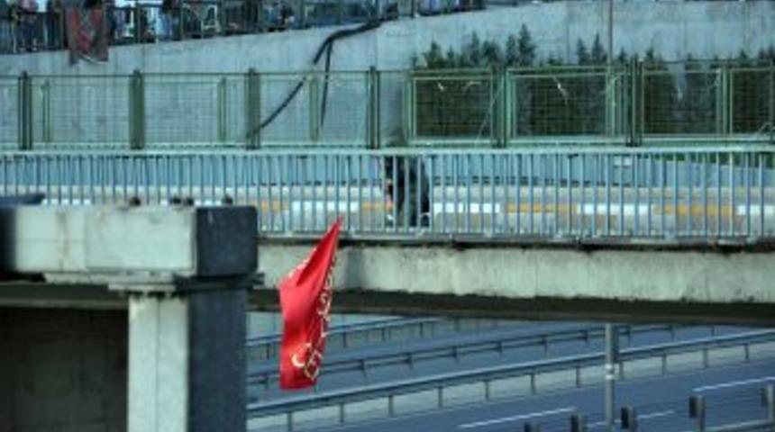 D-100 Karayolu'nda Ş&uuml;pheli Pankart Paniği