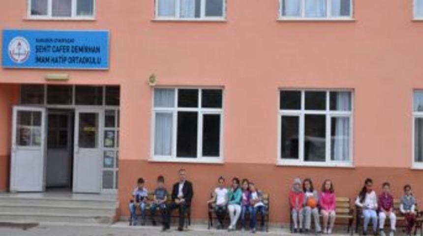 Eskipazar Belediyesi Okullara Oturma Bankları Dağıttı