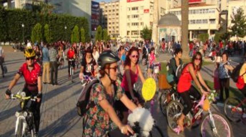 İzmir&rsquo;de 500 Kadın, S&uuml;sl&uuml; Kadınlar Bisiklet Turu D&uuml;zenledi