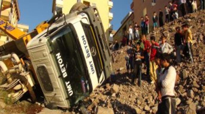 Har&ccedil; Mikseri Engelli Yayanın &Uuml;zerine Devrildi