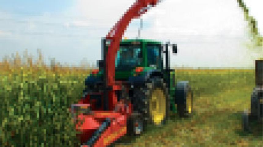 Bacağını slaj makinesine kaptırdı