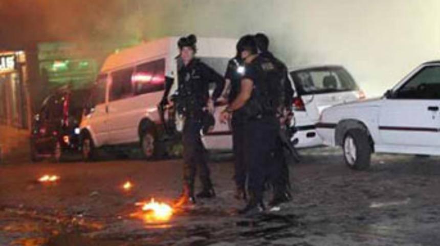 Polise atmak ıstediği ses bombası elinde patladı