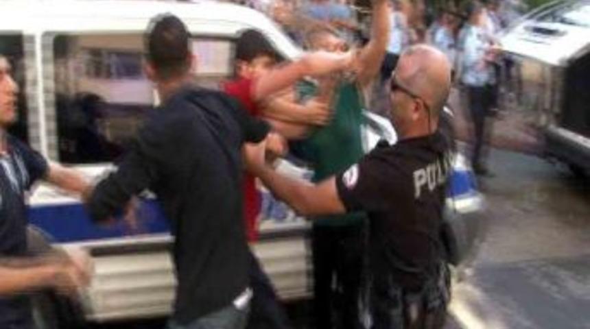 Polis, Ş&uuml;pheliyi Ka&ccedil;ırmak Isteyen Yakınlarına Copla M&uuml;dahale Etti