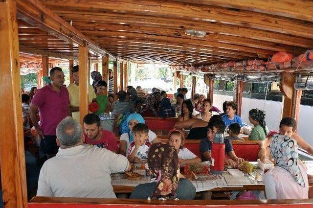 Belediye Personelleri Tekne Turunda Bir Araya Geldi