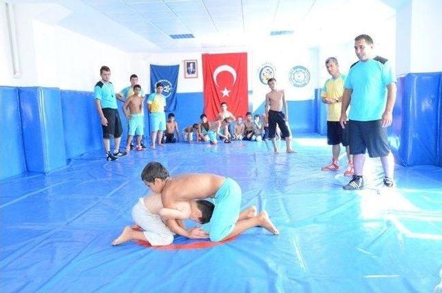 Güreş İl Spor Okulları, 60 Sporcuyu Kulüplere Kazandırdı