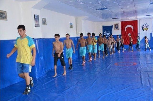 Güreş İl Spor Okulları, 60 Sporcuyu Kulüplere Kazandırdı