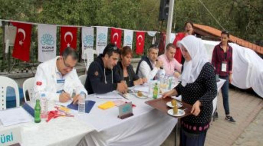 Kadınlar Yemekte, Erkekler Bulaşık Yıkamada Yarıştı