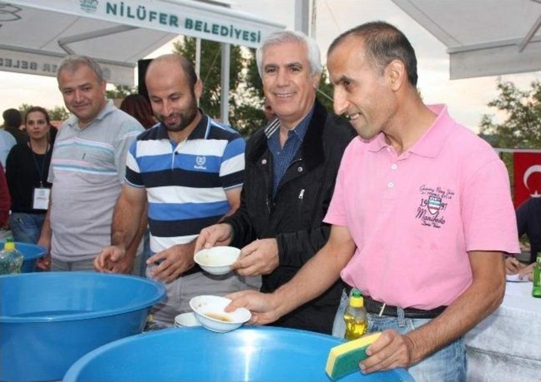 Erkekler Bulaşık Yıkama Yarışmasında Terledi