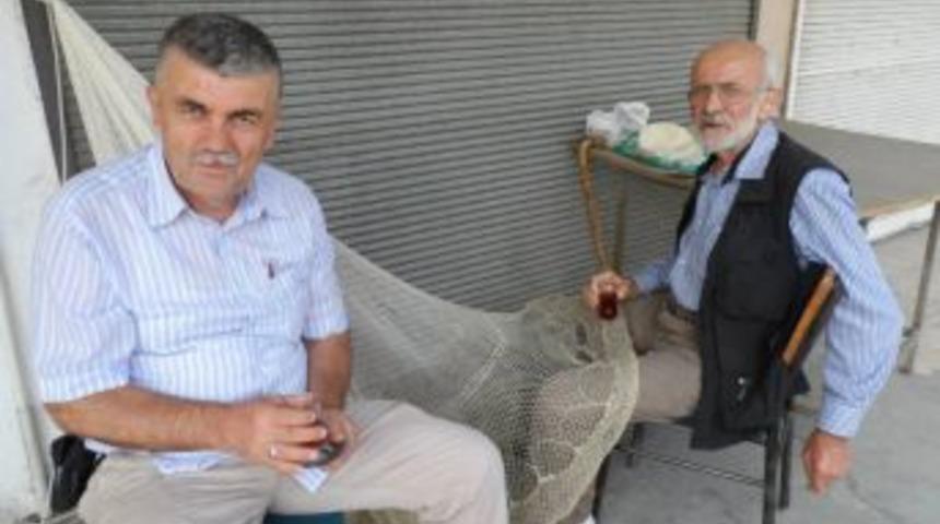 90 yaşındaki adam balık ağı &ouml;r&uuml;yor