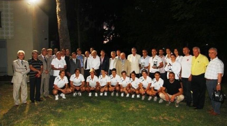 Beş Şampiyonluk &Ouml;d&uuml;l Getirdi