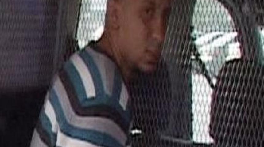 &Ccedil;aldığı otomobilin yakıtı bitince itelemek zorunda kalmış