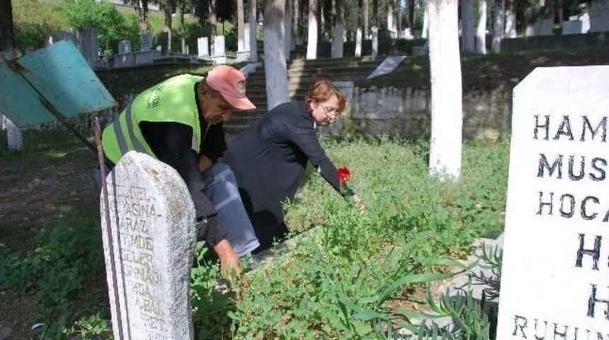 Mobbing Davasını Kazanan Bayan M&uuml;d&uuml;r Mezarlıktan Pis Suya S&uuml;r&uuml;ld&uuml;