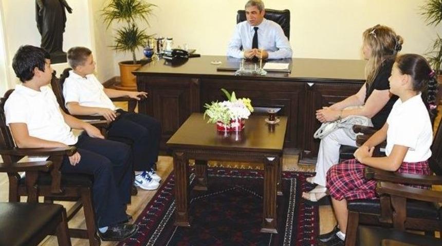 &Ouml;ğrenciler Sel&ccedil;uk'un Başkanı &Uuml;lg&uuml;r'&uuml; Terletti