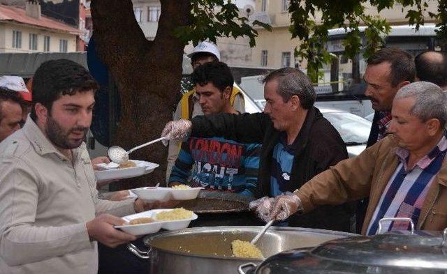 Ölen Arkadaşları İçin Mevlit Okutup Yemek Dağıttılar