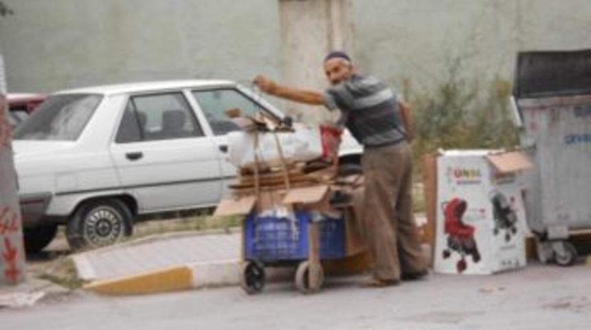 Ekmeğini &Ccedil;&ouml;pten &Ccedil;ıkarıyor