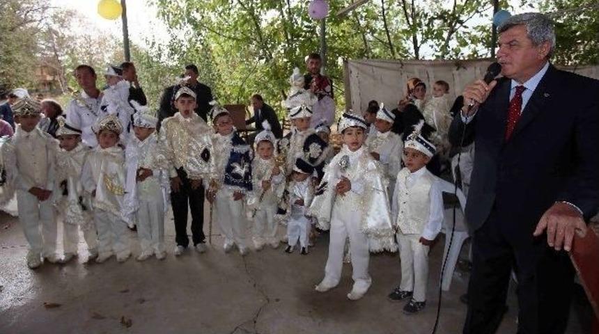 Başkan Karaosmanoğlu, Kartepe'de S&uuml;nnet Ş&ouml;lenine Katıldı