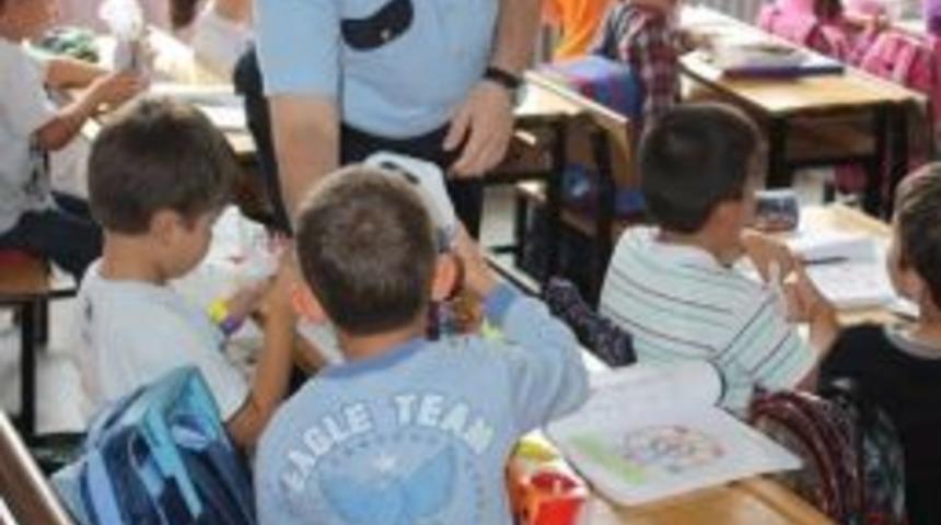Polis Amcalardan Okula Yeni Başlayan Minik &Ouml;ğrencilere Hediye