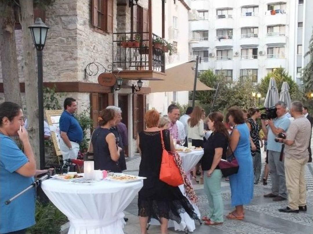 Kuşlar Ve Melekler Resimlerde Buluştu