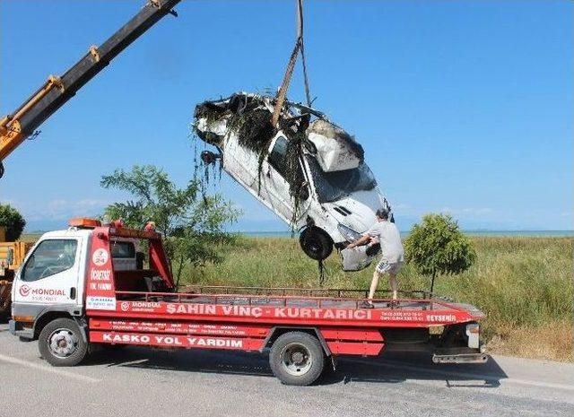 Otomobil Beyşehir G&ouml;l&uuml;&rsquo;ne U&ccedil;tu: 1 Yaralı 2