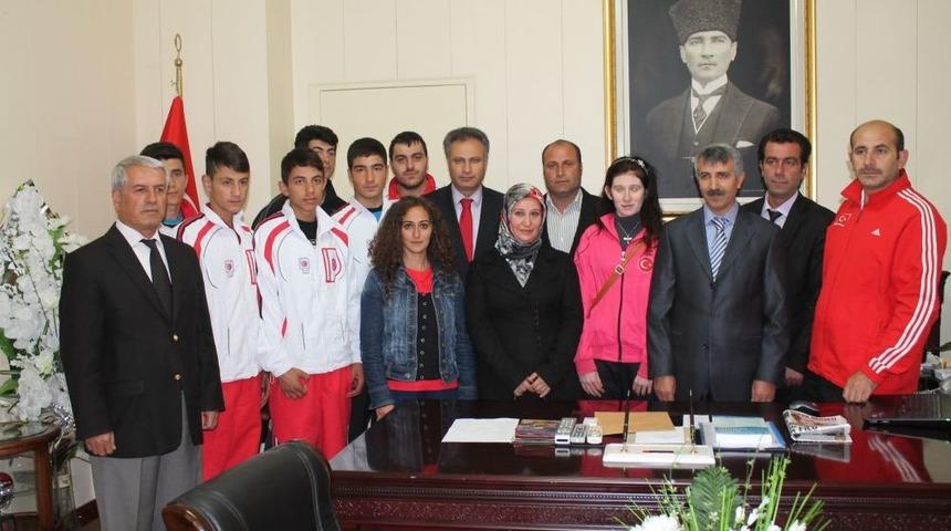 Vali &Uuml;nl&uuml;er, Başarılı Sporcuları &Ouml;d&uuml;llendirdi