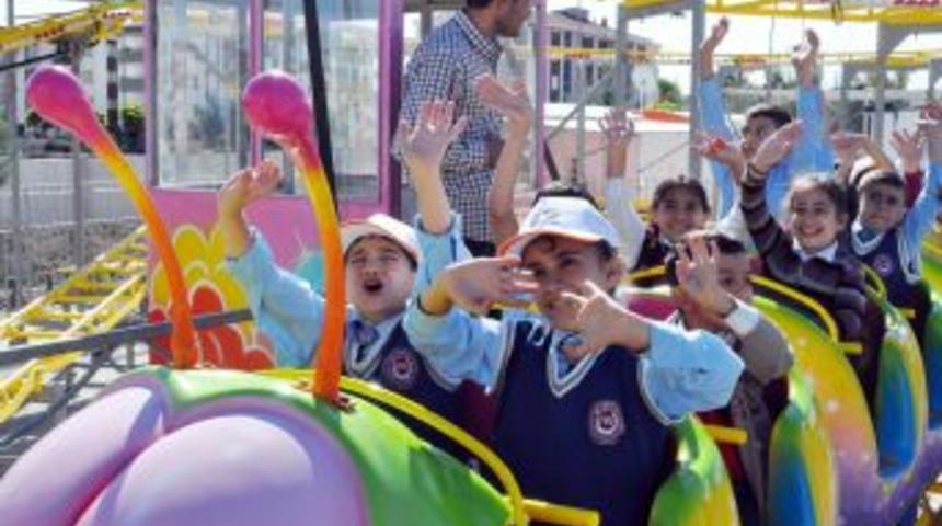 100 İlkokul &Ouml;ğrencisi&rsquo;nin lunapark heyecanı