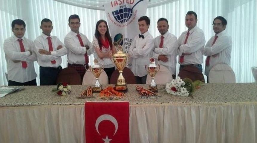 A&uuml; Turizm Fak&uuml;ltesi &Ouml;ğrencisi Madalyalarla D&ouml;nd&uuml;