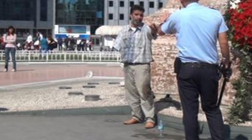 Taksim Meydanı'nda kendini yakmak istedi