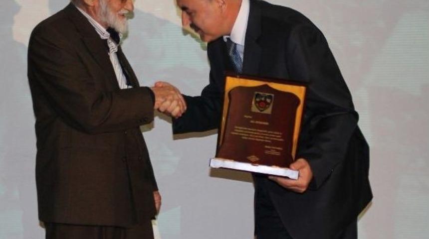 Vali Erol Yılın Ahisinin Elini &Ouml;pt&uuml;