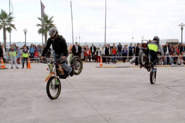 Motosiklet Gösterisi Adrenalin Tutkunlarını Mest Etti