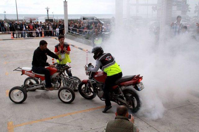 Motosiklet Gösterisi Adrenalin Tutkunlarını Mest Etti