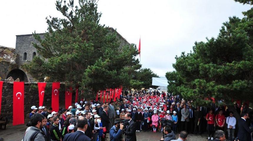 Erzurumlu &Ouml;ğrenciler Ilk Dersi Nenehatun'un Kabri Başında Yaptı