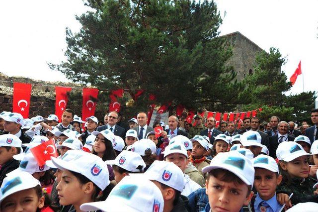 Erzurumlu Öğrenciler Ilk Dersi Nenehatun'un Kabri Başında Yaptı