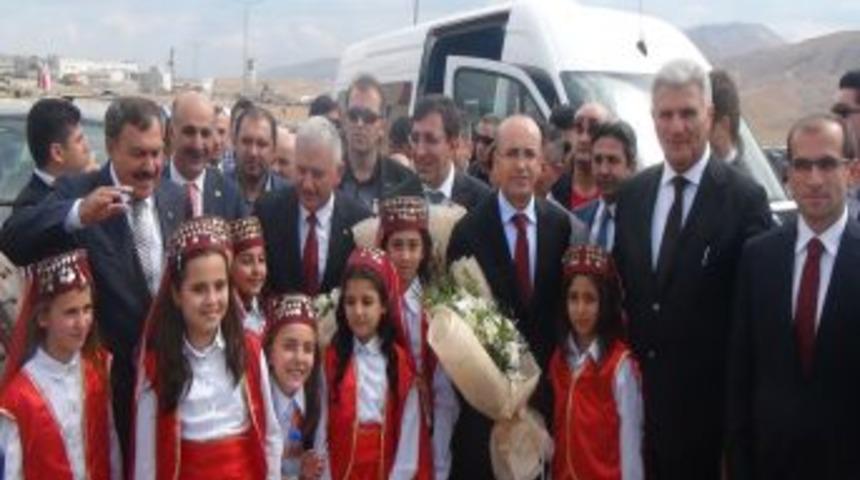Bakanlar Hasankeyf&rsquo;te Halay &Ccedil;ekip, Doğaya Keklik Saldı