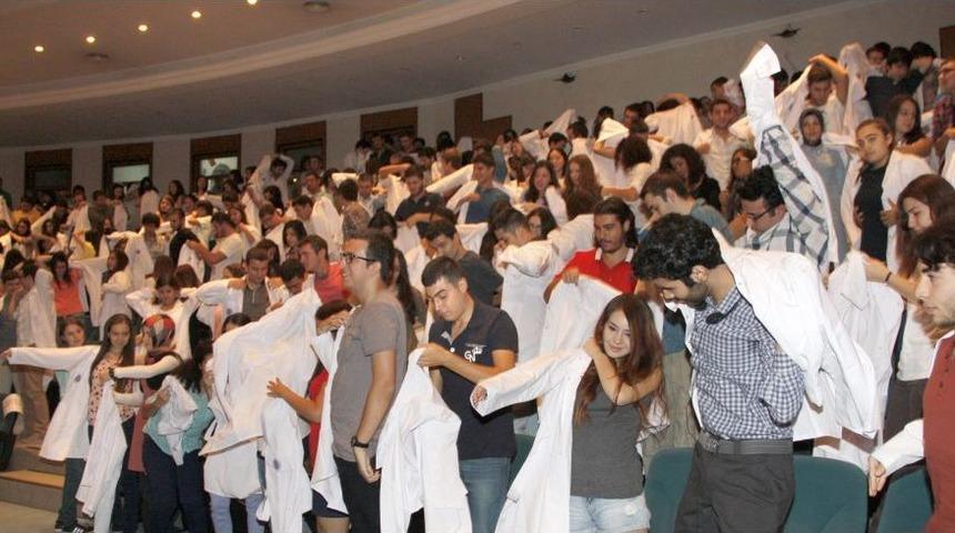 DEÜ Tıp’ta 350 Yeni Öğrenci Beyaz Önlük Giydi