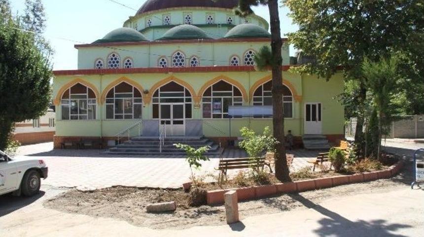 K&uuml;&ccedil;&uuml;cek Merkez Camii&rsquo;nde &Ccedil;alışmalar Tamamlanıyor
