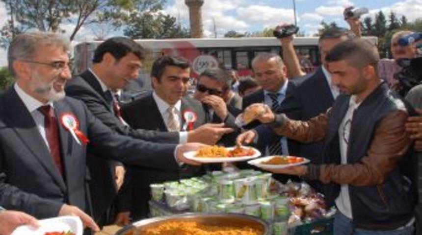 Yılın Ahisine Kaftanını Bakan Yıldız Giydirdi