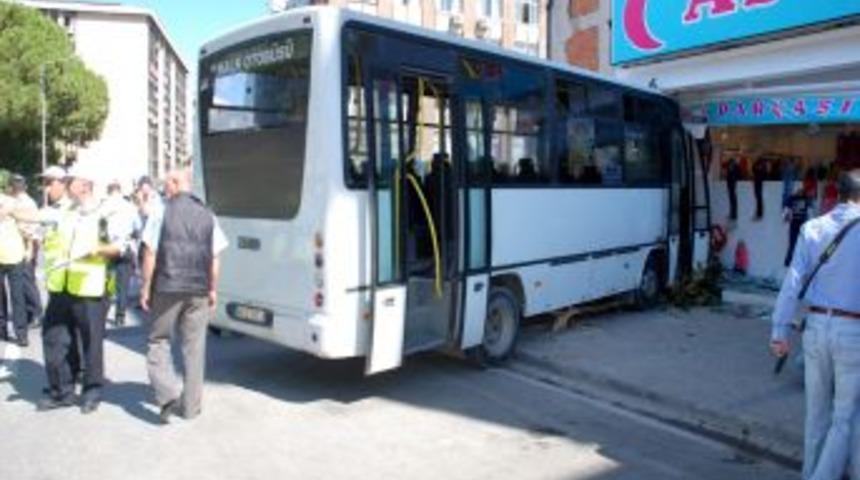 Freni Boşalan Belediye Otob&uuml;s&uuml; Işyerine Girdi: 6 Yaralı