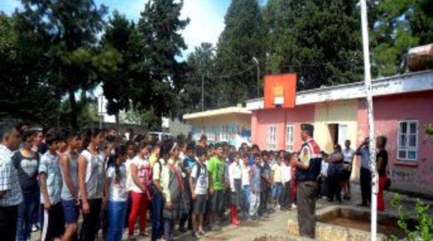 Jandarma, Ilk&ouml;ğretim Okulu &Ouml;ğrencilerini Muhtemel Risklere Karşı Uyardı