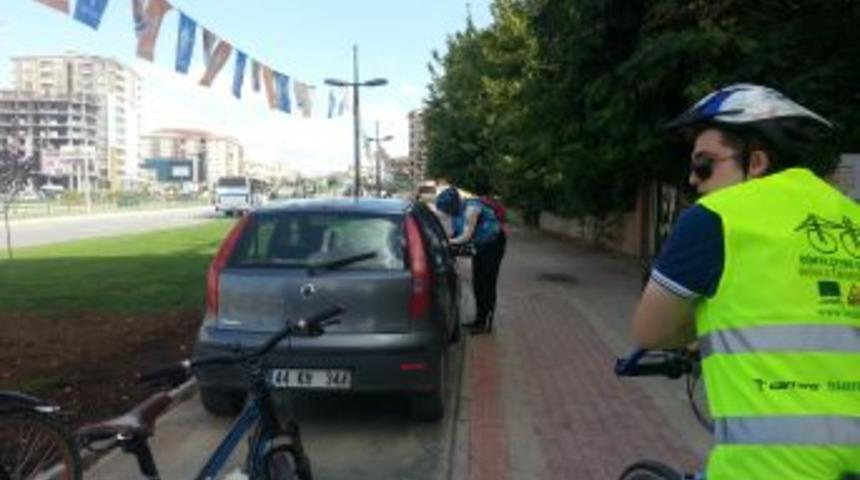 Park Halindeki Otomobiller Bisiklet&ccedil;ilere Zor Anlar Yaşattı