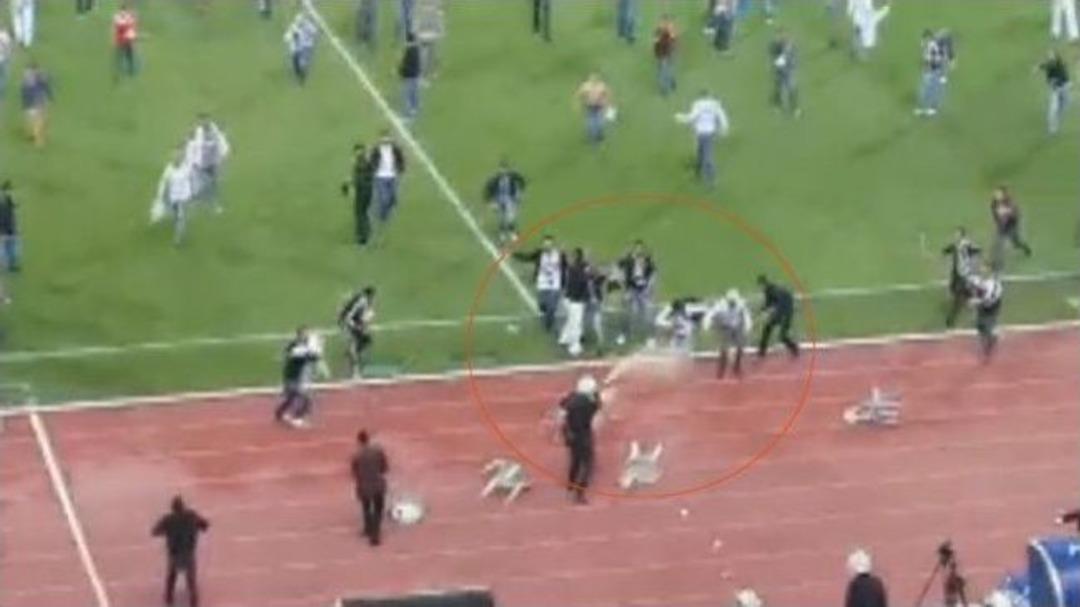 Polis, Sahaya İnen Taraftara Karşı Kendisini Biber Gazıyla Korudu