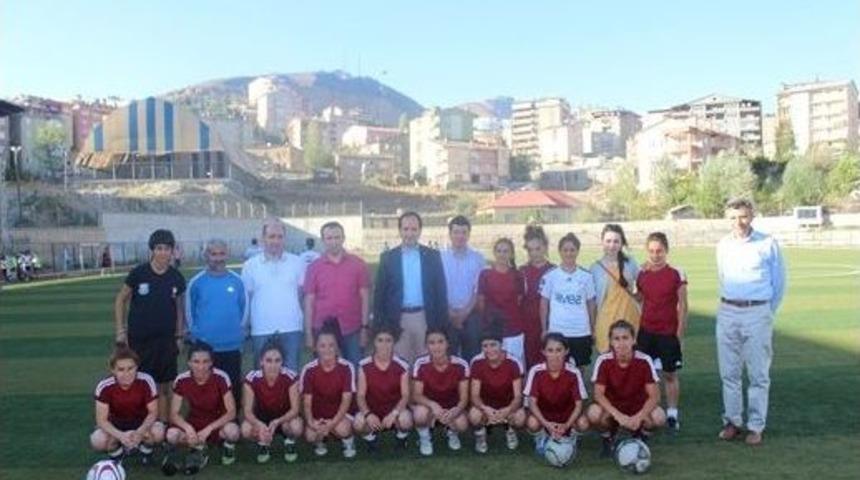 Vali Kalkan Bayan Futbol Takımının Antrenmanına Katıldı