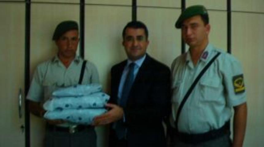 Kaymakam &Ccedil;ınar, Okuma Yazma &Ouml;ğrenen Mehmetciği &Ouml;d&uuml;llendirdi