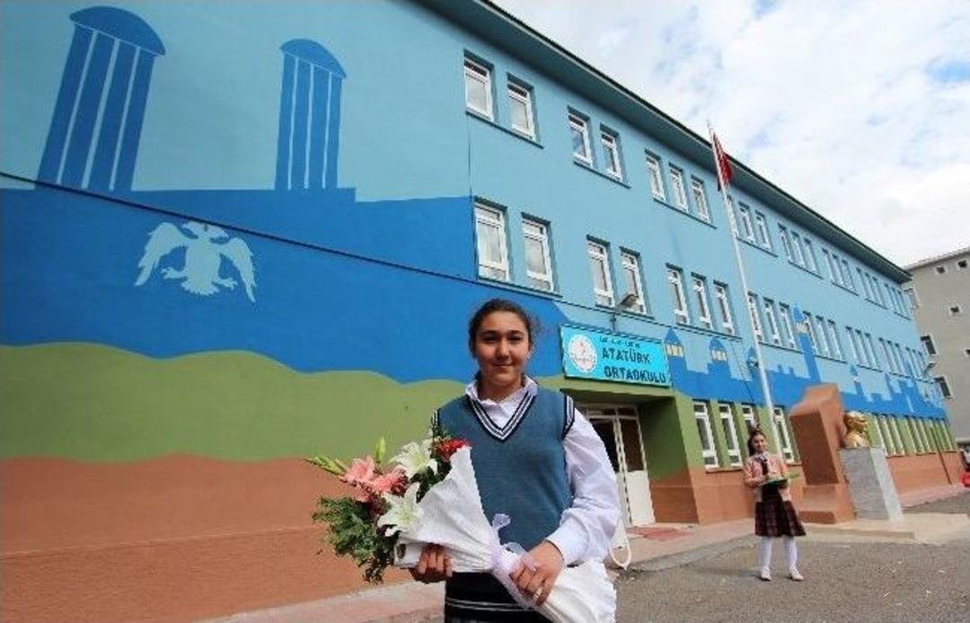 B&uuml;y&uuml;kşehir Okul Cephelerini Tarihi Dokuyla Da S&uuml;sleyerek Boyamaya Devam Ediyor